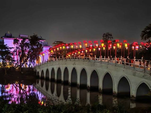 Lanterns lit along the water at Jurong Lake Gardens for Lights by the Lake